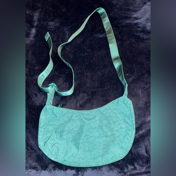 BAGGU SMALL CRESCENT IN CYPRESS GREEN - Picture 6 of 7